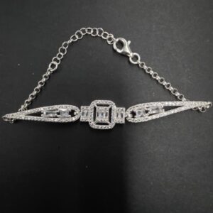 Brazalete de plata con piedras brillantes