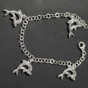 Brazalete de plata con dijes de delfines