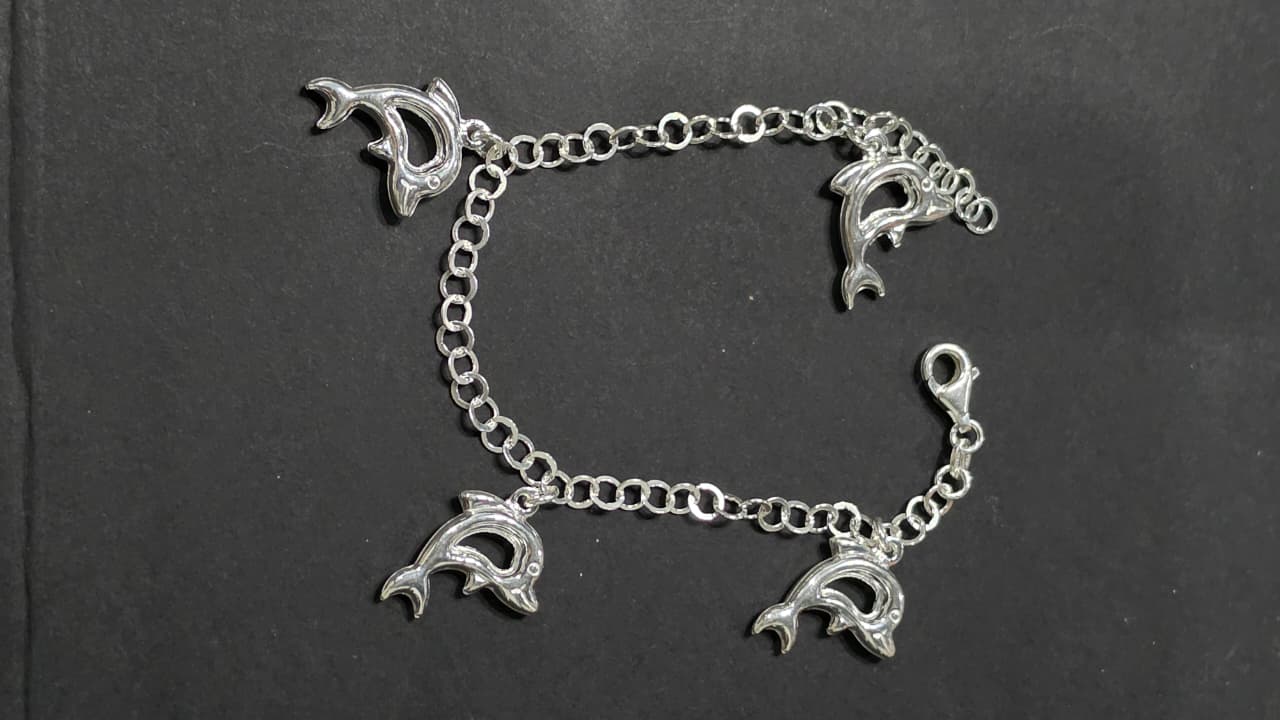 Brazalete de plata con dijes de delfines