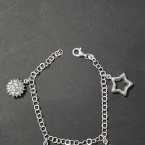 Brazalete de plata con dijes de estrellas y soles