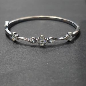 Pulsera de aro en plata con incrustaciones brillantes