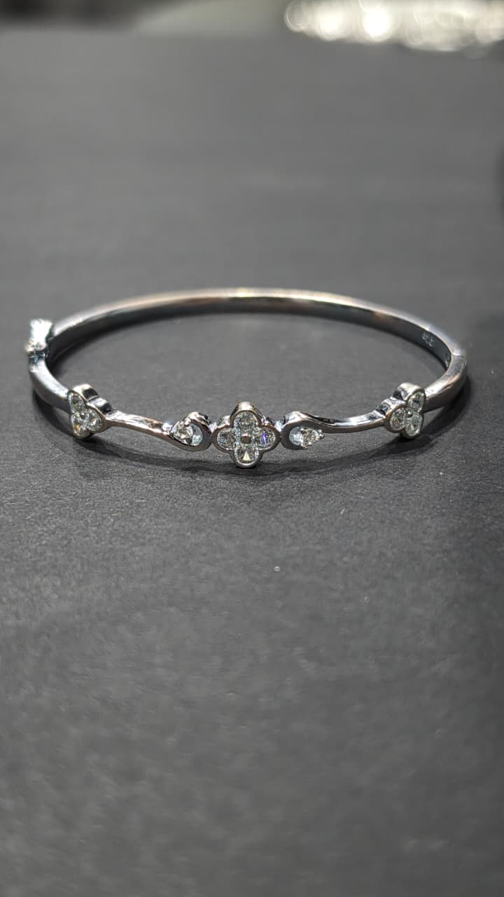 Pulsera de aro en plata con incrustaciones brillantes
