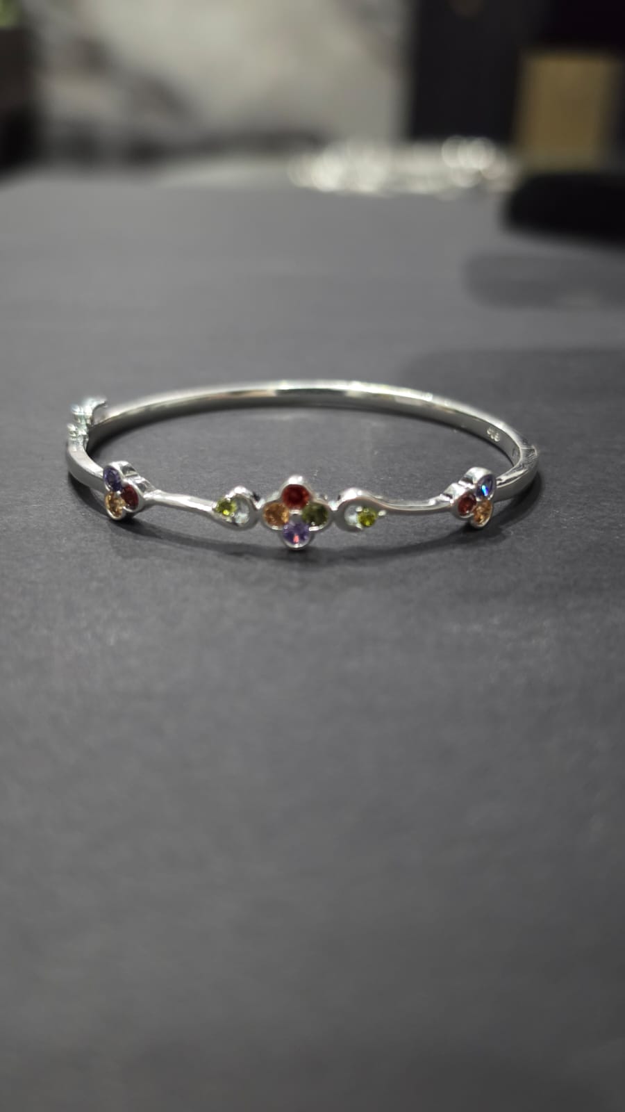 Pulsera de aro dama en plata con incrustaciones brillantes colores
